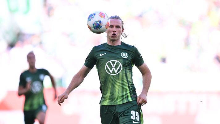 WOLFSBURG, GERMANY - AUGUST 31: Patrick Wimmer of VfL Wolfsburg runs with the ball during the Bundesliga match between VfL Wolfsburg and 1. FSV Mainz 05 at Volkswagen Arena on August 31, 2025 in Wolfsburg, Germany. (Photo by Oliver Hardt/Getty Images) Monchengladbach-Wolfsburg: dove vedere la Bundesliga in TV e in Streaming Gratis - immagine 1