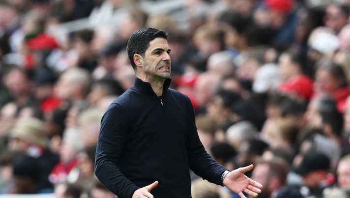 LONDRA, INGHILTERRA - 11 APRILE: Mikel Arteta, allenatore dell'Arsenal, reagisce durante la partita di Premier League tra Arsenal e Bournemouth all'Emirates Stadium l'11 aprile 2026 a Londra, Inghilterra. (Foto di Shaun Botterill/Getty Images) Tifoso del City beve da una bottiglietta dell’Arsenal e lascia all’interno un messaggio - immagine 1