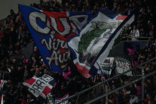 Tifosi del Psg. (Foto di Pau Barrena/Getty Images) Psg, tifosi festeggiano vicino alla Tour Eiffel: a processo 12 persone- immagine 2