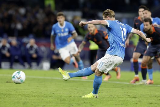 NAPLES, ITALY - OCTOBER 25: Kevin De Bruyne of SSC Napoli scores his side first goal during the Serie A match between SSC Napoli and FC Internazionale at Stadio Diego Armando Maradona on October 25, 2025 in Naples, Italy. (Photo by Francesco Pecoraro/Getty Images)