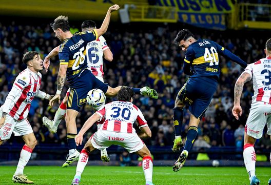 Lautaro Di Lollo segna il primo gol della squadra durante la partita del Torneo Clausura Betano 2025 tra Boca Juniors e Union all'Estadio Alberto J. Armando il 18 luglio 2025 a Buenos Aires, Argentina. (Foto di Marcelo Endelli/Getty Images) Paredes decisivo all’esordio: assist vincente per il pareggio del Boca Juniors contro l’Union- immagine 3
