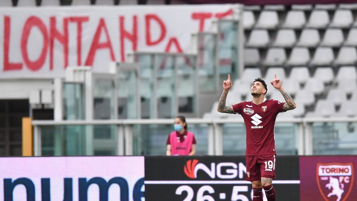 TURIN, ITALY - APRIL 03: Antonio Sanabria of Torino F.C. celebrates after scoring their team's first goal during the Serie A match between Torino FC and Juventus at Stadio Olimpico di Torino on April 03, 2021 in Turin, Italy. Sporting stadiums around Italy remain under strict restrictions due to the Coronavirus Pandemic as Government social distancing laws prohibit fans inside venues resulting in games being played behind closed doors. (Photo by Valerio Pennicino/Getty Images) Toro, Sanabria come Ferrante: il primo derby è da incorniciare - immagine 1