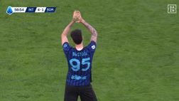 Bastoni esce al 57esimo insieme a Lautaro: San Siro applaude e lui ricambia