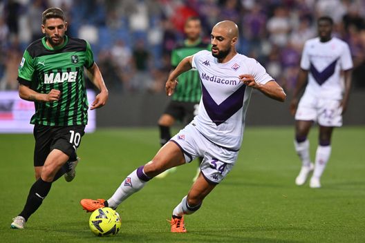 REGGIO NELL'EMILIA, ITALY - JUNE 02: Sofyan Amrabat of ACF Fiorentina controls the ball during the Serie A match between US Sassuolo and ACF Fiorentina at Mapei Stadium - Citta' del Tricolore on June 02, 2023 in Reggio nell'Emilia, Italy. (Photo by Alessandro Sabattini/Getty Images) Poesio: “La stanchezza è una scusa. Amrabat pecora nera, ma necessario”- immagine 2