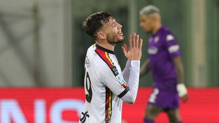 FLORENCE, ITALY - FEBRUARY 28: Gaby Jean of US Lecce reacts during the Serie A match between Fiorentina and Lecce at Stadio Artemio Franchi on February 28, 2025 in Florence, Italy. (Photo by Gabriele Maltinti/Getty Images) Lecce, infortunio per Jean contro la Juventus: cambio obbligato, esce in barella - immagine 1