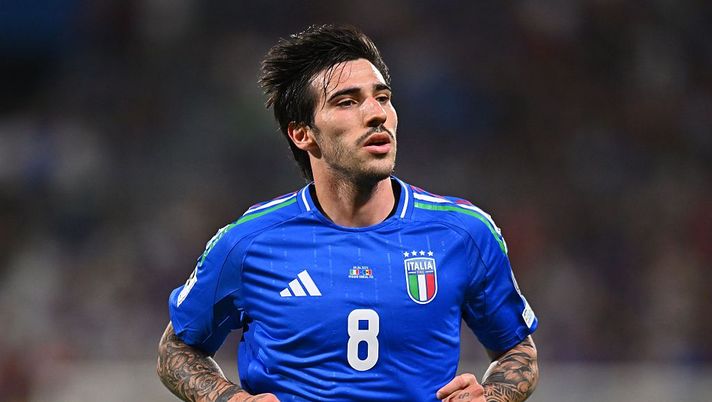 REGGIO NELL'EMILIA, ITALY - JUNE 9: Sandro Tonali of Italy during the FIFA 2026 Qualifier between Italy and Moldova at Mapei Stadium - Citta' del Tricolore on June 09, 2025 in Reggio nell'Emilia, Italy. (Photo by Alessandro Sabattini/Getty Images) Italia-Irlanda del Nord, formazioni ufficiali: in campo tre ex Milan - immagine 1