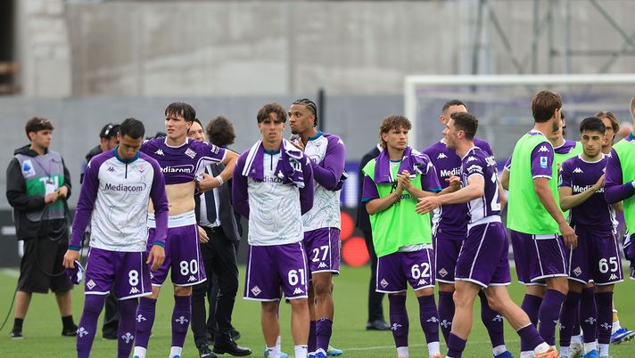 FLORENCE, ITALY - MAY 10: Players of of ACF Fiorentina greets the fans after during the Serie A match between ACF Fiorentina and Genoa CFC at Artemio Franchi on May 10, 2026 in Florence, Italy. (Photo by Gabriele Maltinti/Getty Images) Fiorentina, crollo shock: -21 punti rispetto al 2025. Solo 4 club peggio dei viola - immagine 1