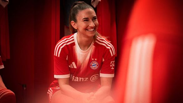 Credits: FC Bayern Munchen Il Bayern Monaco presenta la nuova maglia: si torna al bianco e rosso- immagine 4