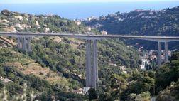 Nizza, un calciatore minaccia di suicidarsi buttandosi da un ponte. La situazione