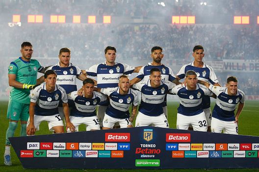 I giocatori del Gimnasia. (Photo by Marcos Brindicci/Getty Images) Argentina, pazzesco nel Torneo di Clausura: arbitro colpito da un martello- immagine 2