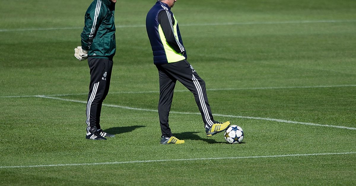 Mourinho commosso: lo Special One non trattiene le lacrime nel minuto di silenzio per Silvino Louro