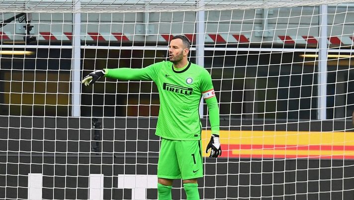 MILAN, ITALY - NOVEMBER 22: Samir Handanovic of FC Internazionale in action during the Serie A match between FC Internazionale and Torino FC at Stadio Giuseppe Meazza on November 22, 2020 in Milan, Italy. (Photo by Claudio Villa - Inter/Inter via Getty Images) Inter, Samir Handanovic positivo al Covid 19 - immagine 1