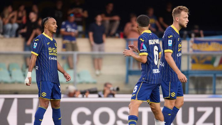 VERONA, ITALY - AUGUST 18: Dailon Rocha Livramento of Hellas Verona FC celebrates after scoring his team's first goal during the Serie A match between Hellas Verona and Napoli at Stadio Marcantonio Bentegodi on August 18, 2024 in Verona, Italy. (Photo by Emmanuele Ciancaglini/Getty Images) Livramento in conferenza: “Abbiamo battuto il Napoli sul piano difensivo” - immagine 1