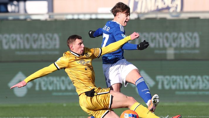 COMO, ITALY - JANUARY 03: Jesus Rodriguez of Como 1907 competes for the ball with Jakub Piotrowski of Udinese Calcio during the Serie A match between Como 1907 and Udinese Calcio at Giuseppe Sinigaglia Stadium on January 03, 2026 in Como, Italy. (Photo by Marco Luzzani/Getty Images) Como 1-0 Udinese | Commento: Udinese, questa è la tua realtà- immagine 1