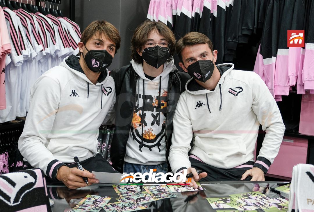 FOTO Palermo: Brunori e Soleri incontrano i tifosi allo Store Ufficiale. La gallery - immagine 32