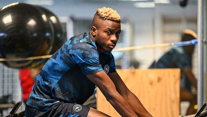 NAPLES, ITALY - JULY 10: Victor Osimhen SSC Napoli Player at Napoli Sporting Center on July 10, 2024 in Castel Volturno (Caserta), Italy. (Photo by SSC NAPOLI/SSC NAPOLI via Getty Images) Napoli, le novità di oggi dal ritiro a Dimaro: solo terapie per Osimhen, il motivo - immagine 1