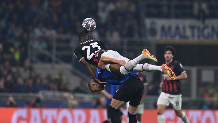 MILAN, ITALY - MAY 16: Edin Dzeko of FC Internazionale battles for the ball with Fikayo Tomori of AC Milan during the UEFA Champions League semi-final second leg match between FC Internazionale and AC Milan at Stadio Giuseppe Meazza on May 16, 2023 in Milan, Italy. (Photo by Mattia Ozbot - Inter/Inter via Getty Images) Milan, il Real Madrid ha messo gli occhi sul difensore rossonero - immagine 1