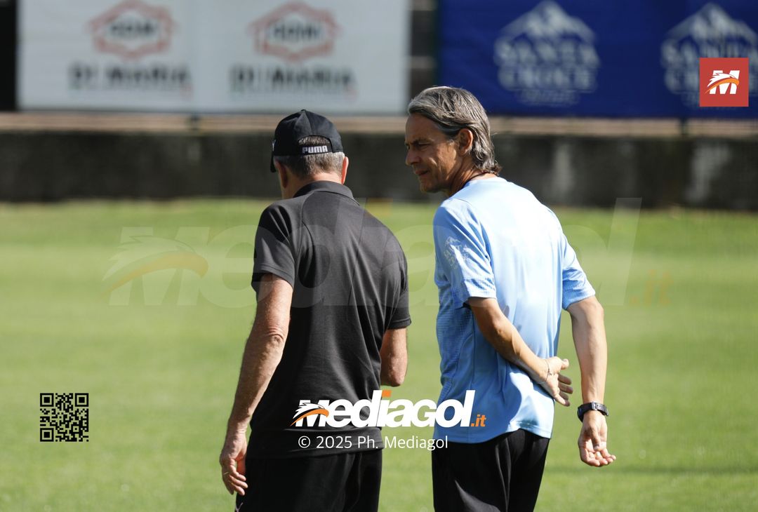 FOTO, Osti e Inzaghi riunione in campo prima degli allenamenti- immagine 1
