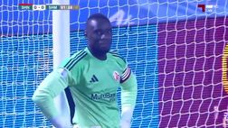 La papera più clamorosa dell’anno! Pasticcio shock del portiere al 92′ [VIDEO]