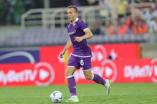 FLORENCE, ITALY - AUGUST 27: Arthur Melo of ACF Fiorentina in action during the Serie A TIM match between ACF Fiorentina and US Lecce at Stadio Artemio Franchi on August 27, 2023 in Florence, Italy. (Photo by Gabriele Maltinti/Getty Images) Cecchi: “Arthur al posto di Amrabat sembrava la chiave. Ma ecco i soliti errori”- immagine 2