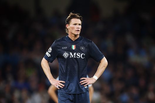 MANCHESTER, ENGLAND - SEPTEMBER 18: Scott McTominay of Napoli looks on during the UEFA Champions League 2025/26 League Phase MD1 match between Manchester City and SSC Napoli at City of Manchester Stadium on September 18, 2025 in Manchester, England. (Photo by Dan Istitene/Getty Images)