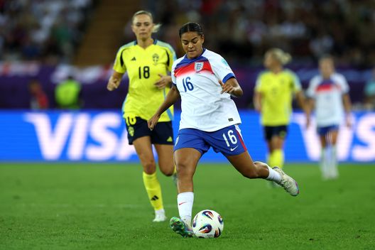 ZURIGO, SVIZZERA - 17 LUGLIO: Jessica Carter dell'Inghilterra passa la palla durante la partita dei quarti di finale di UEFA Women's EURO 2025 tra Svezia e Inghilterra allo Stadio Letzigrund, il 17 luglio 2025 a Zurigo, Svizzera. (Foto di Eddie Keogh/Getty Images) FA, Bullingham duro: “I social non fanno abbastanza contro gli abusi e il razzismo”- immagine 2