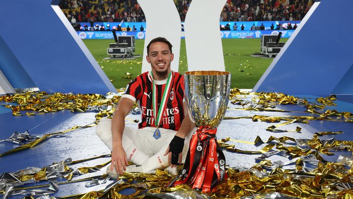 RIYADH, SAUDI ARABIA - JANUARY 06:  Ismael Bennacer of AC Milan celebrates with the trophy after winning the Italian Super Cup Final match between FC Internazionale and AC Milan at  Al- Awwal Park Stadium on January 06, 2025 in Riyadh, Saudi Arabia. (Photo by Claudio Villa/AC Milan via Getty Images)  Bennacer e l’importanza di avere un leader - immagine 1