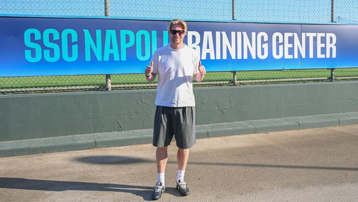 Dopo aver trascorso ieri la prima giornata napoletana, quest'oggi De Bruyne si è presentato a Castel Volturno per iniziare la nuova avventura col Napoli.