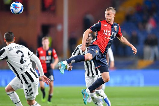 GENOA, ITALY - MAY 6: Albert Gudmundsson of Genoa (R) is seen in action during the Serie A match between Genoa CFC and Juventus at Stadio Luigi Ferraris on April 30, 2022 in Genoa, Italy. (Photo by Getty Images) Genoa-Inter, le probabili formazioni: Gudmundsson contro Arnautovic. C’è Barella- immagine 2
