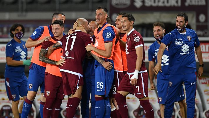 TURIN, ITALY - JULY 08: Simone Zaza (C) of Torino FC celebrates a goal with team mates during the Serie A match between Torino FC and Brescia Calcio at Stadio Olimpico di Torino on July 8, 2020 in Turin, Italy. (Photo by Valerio Pennicino/Getty Images) Vittoria che vieni, vittoria che vai - immagine 1