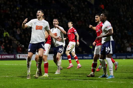 PRESTON, ENGLAND - DECEMBER 06: Jordan Storey and teammates of Preston North End react during the Sky Bet Championship match between Preston North End and Wrexham AFC at Deepdale Stadium on December 06, 2025 in Preston, England. (Photo by Charlotte Tattersall/Getty Images) Preston-Coventry streaming gratis: dove vedere la partita in diretta tv- immagine 2