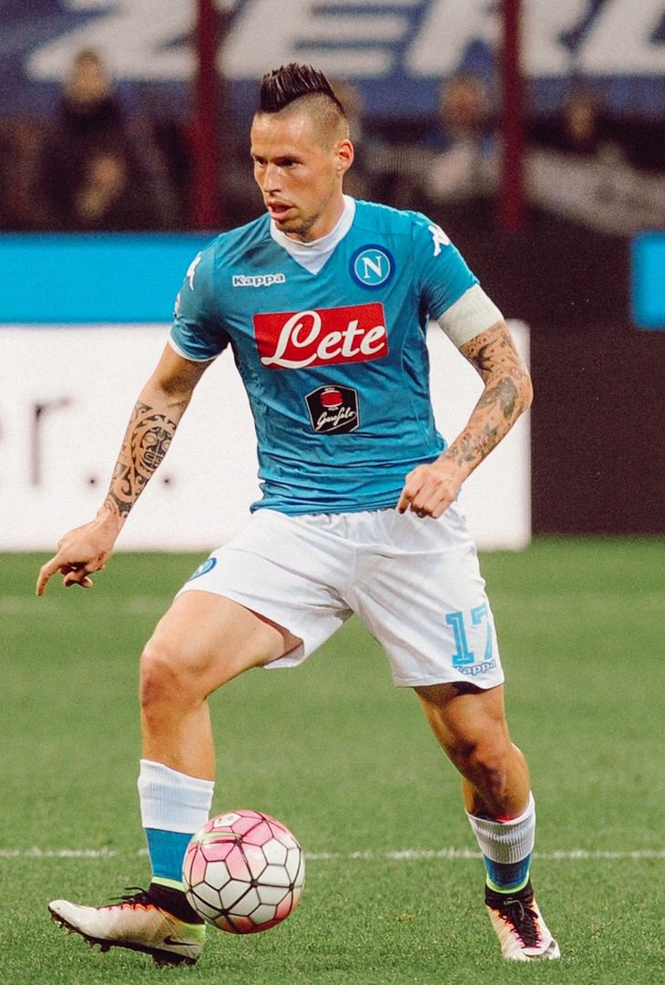 Poco più di 3 ore separano Inter-Napoli dal suo fischio d'inizio. Valevole per la 19ª giornata di Serie A, la gara andrà in scena alle 20:45 odierno. Nel frattempo, per smorzare l'attesa, l'account Instagram della società partenopea ha pubblicato un post composto da dodici fotografie, una per ogni battaglia che ha avuto per protagoniste, nella splendida cornice di San Siro, la compagine nerazzurra e quella campana. Un viaggio che va a ritroso: dalla stagione più recente, ovvero la 2024/25, fino ad arrivare all'annata 2013/14.