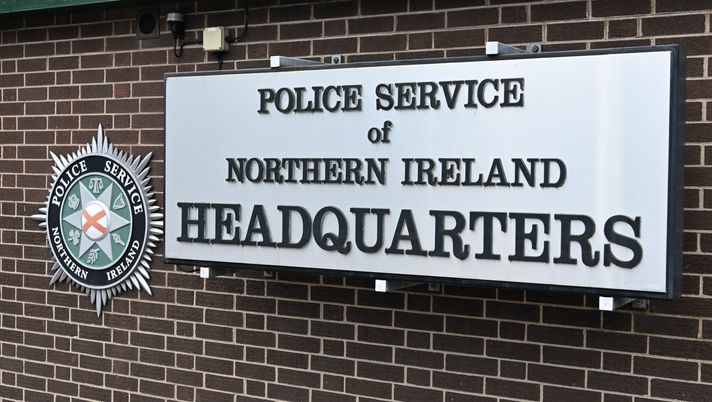 BELFAST, NORTHERN IRELAND - AUGUST 10: General views of the Police Service of Northern Ireland headquarters can be seen on August 10, 2023 in Belfast, Northern Ireland. The Northern Ireland Policing Board called for an emergency meeting to address two separate data breaches this week involving sensitive information about the staff of Police Service of Northern Ireland (PSNI). (Photo by Charles McQuillan/Getty Images) Derby di Belfast, attivo il Criminal Justice Art: no a vendita e consumo di alcolici - immagine 1