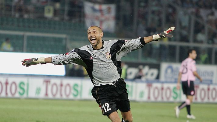 PALERMO, ITALY - SEPTEMBER 28: Alberto Fontana of Palermo celabrates their second goal during the UEFA Cup first round, second leg match between Palermo and West Ham United at Stadio Renzo Barbera on September 28, 2006 in Palermo, Italy. (Photo by Phil Cole/Getty Images) Fontana: “Il Palermo può mettere in difficoltà il Napoli! Ecco cosa penso di Caprile” - immagine 1