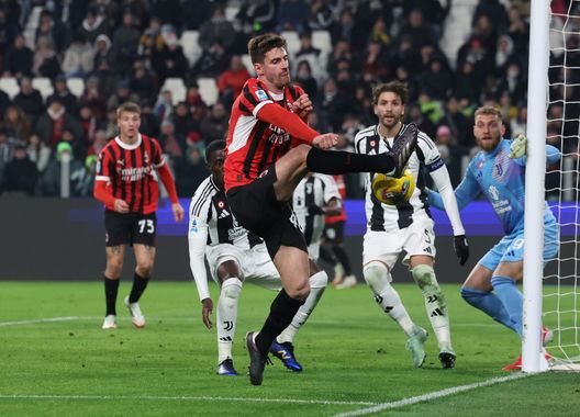 TURIN, ITALY - JANUARY 18:  Matteo Gabbia of AC Milan in action during the Serie A match between Juventus and AC Milan at  on January 18, 2025 in Turin, Italy. (Photo by Claudio Villa/AC Milan via Getty Images)  intervallo-juve-milan-conceicao-problema-caratteriale