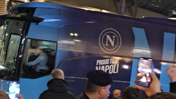 Il Napoli è giunto al Maradona! L’accoglienza dei tifosi per la “banda Conte” – VIDEO