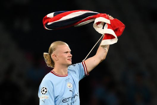 Istanbul, Turchia - 10 giugno 2023: Erling Haaland sventola la bandiera della Norvegia dopo aver vinto la Champions League contro l'Inter. (Foto di David Ramos/Getty Images) Haaland, compleanno e ironia social: “Capelli? Guardatevi allo specchio”- immagine 2