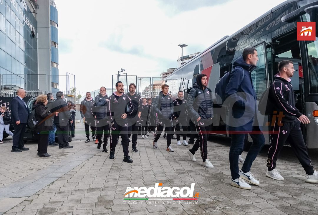 FOTO Palermo: la squadra verso Benevento. Cori e striscioni al “Barbera” (La Gallery) - immagine 5