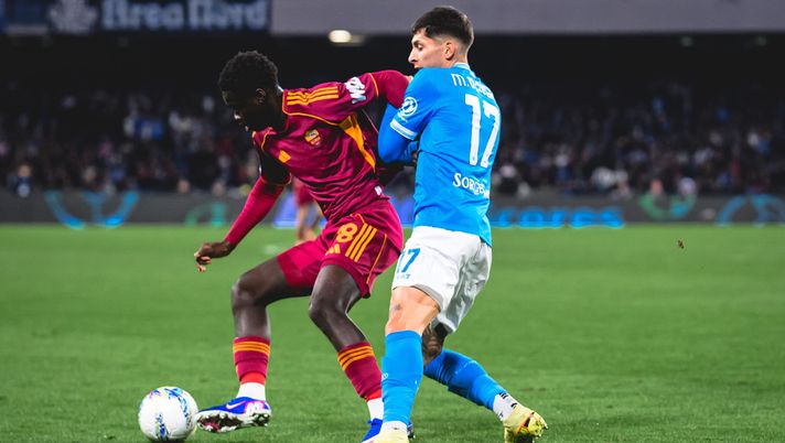 NAPLES, ITALY - FEBRUARY 15: Robinio Vaz of AS Roma ina ction during the Serie A match between SSC Napoli and AS Roma at Stadio Diego Armando Maradona on February 15, 2026 in Naples, Italy. (Photo by Fabio Rossi/AS Roma via Getty Images) Olivera festeggia le 100 presenze in Serie A con il Napoli! Il comunicato del club - immagine 1