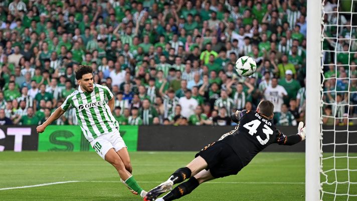 SEVILLE, SPAIN - MAY 01: Abde Ezzalzouli of Real Betis scores his team's first goal past David De Gea of Fiorentina during the UEFA Conference League 2024/25 Semi Final First Leg match between Real Betis Balompie and ACF Fiorentina at Estadio Benito Villamarin on May 01, 2025 in Seville, Spain. (Photo by Denis Doyle/Getty Images) Abde Ezzalzouli ammette: “L’1-0? Ho avuto un po’ di paura” - immagine 1