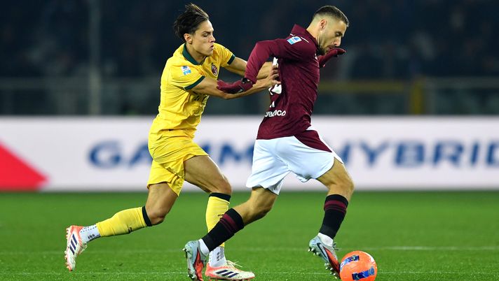 TURIN, ITALY - DECEMBER 08: Nikola Vlasic of Torino is challenged by Samuele Ricci of AC Milan during the Serie A match between Torino FC and AC Milan at Stadio Olimpico di Torino on December 08, 2025 in Turin, Italy. (Photo by Valerio Pennicino/Getty Images) Torino, Ricci dopo la vittoria del Milan: “Partita emozionante. Ho visto una grande squadra” - immagine 1