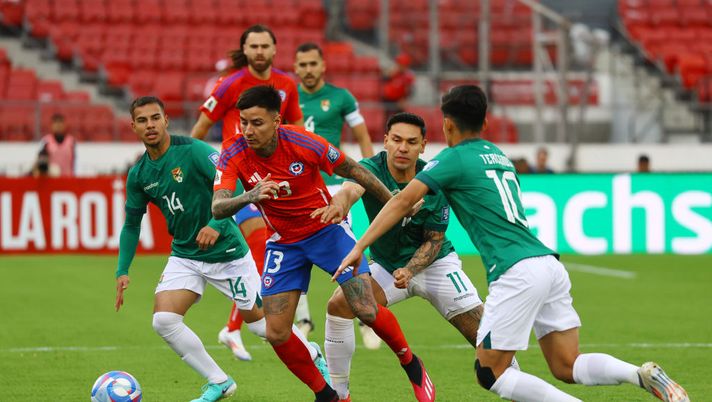 SANTIAGO, CHILE - SEPTEMBER 10: Guillermo Maripan of Chile competes for the ball against Carmelo Algarañaz and Miguel Terceros of Bolivia during the South American FIFA World Cup 2026 Qualifier match between Chile and Bolivia at Estadio Nacional de Chile on September 10, 2024 in Santiago, Chile. (Photo by Marcelo Hernandez/Getty Images) Verso Bolivia-Cile: statistiche e precedenti tra le due Nazionali sudamericane - immagine 1