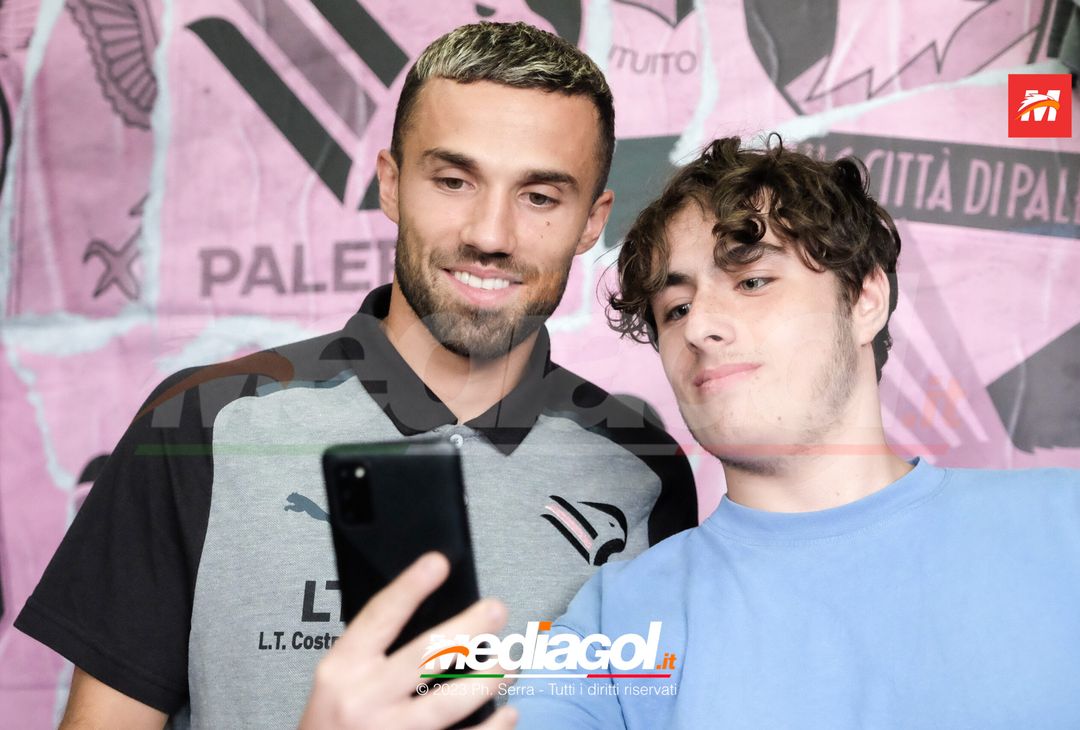 FOTO PALERMO: Federico Di Francesco scatta selfie con i tifosi allo store (GALLERY) - immagine 7