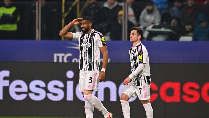 PARMA, ITALY - FEBRUARY 01: Bremer of Juventus celebrates scoring his team's first goal with teammate Francisco Conceicao during the Serie A match between Parma Calcio 1913 and Juventus FC at Stadio Ennio Tardini on February 01, 2026 in Parma, Italy. (Photo by Alessandro Sabattini/Getty Images) Parma-Juventus 1-4: Spalletti al quarto posto in attesa di Udinese-Roma - immagine 1