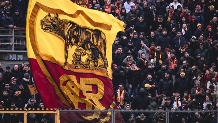 CREMONA, ITALY - NOVEMBER 23: AS Roma fans during the Serie A match between US Cremonese and AS Roma at Stadio Giovanni Zini on November 23, 2025 in Cremona, Italy. (Photo by Fabio Rossi/AS Roma via Getty Images) Roma-Napoli, dalla Capitale arriva anche lo striscione che inneggia al Vesuvio FOTO - immagine 1