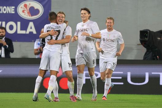 Hojlund festeggia il momentaneo 0-2 del Napoli a Firenze