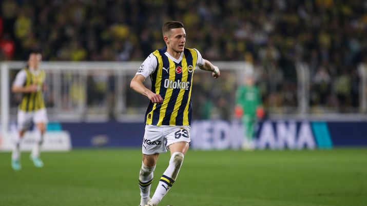 ISTANBUL, TURKEY - FEBRUARY 11: Sebastian Szymanski of Fenerbahce controls the ball during the Turkish Super League match between Fenerbahce and Alanyaspor at Ulker Stadium on February 11, 2024 in Istanbul, Turkey. (Photo by Ahmad Mora/Getty Images) Il Napoli ha fatto un’offerta per Szymanski, la risposta del Fenerbahce: le cifre - immagine 1