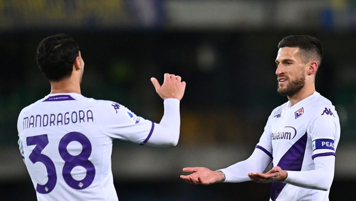 VERONA, ITALY - FEBRUARY 27: Cristiano Biraghi of ACF Fiorentina celebrates with teammate Rolando Mandragora after scoring the teams third goal during the Serie A match between Hellas Verona and ACF Fiorentina at Stadio Marcantonio Bentegodi on February 27, 2023 in Verona, Italy. (Photo by Alessandro Sabattini/Getty Images) Mandragora saluta Biraghi: “Mi hai trasmesso cosa rappresenta questa maglia” - immagine 1