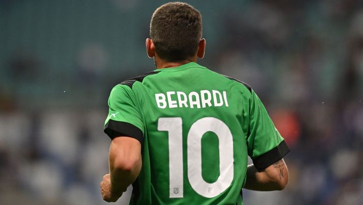 REGGIO EMILIA, ITALY - JUNE 02: Domenico Berardi of US Sassuolo looks on during the Serie A match between US Sassuolo and ACF Fiorentina at Mapei Stadium - Citta' del Tricolore on June 02, 2023 in Reggio Emilia, Italy. (Photo by Alessandro Sabattini/Getty Images) Carnevali a Lotito: “Accuse false a Berardi, lo compra chi può farlo. Rogerio, non tratto coi russi” - immagine 1