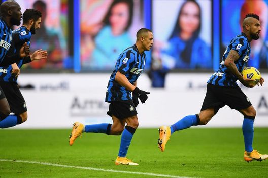 MILAN, ITALY - NOVEMBER 22: Alexis Sanchez of FC Internazionale celebrates with team-mates after scoring the goal during the Serie A match between FC Internazionale and Torino FC at Stadio Giuseppe Meazza on November 22, 2020 in Milan, Italy. (Photo by Claudio Villa - Inter/Inter via Getty Images)